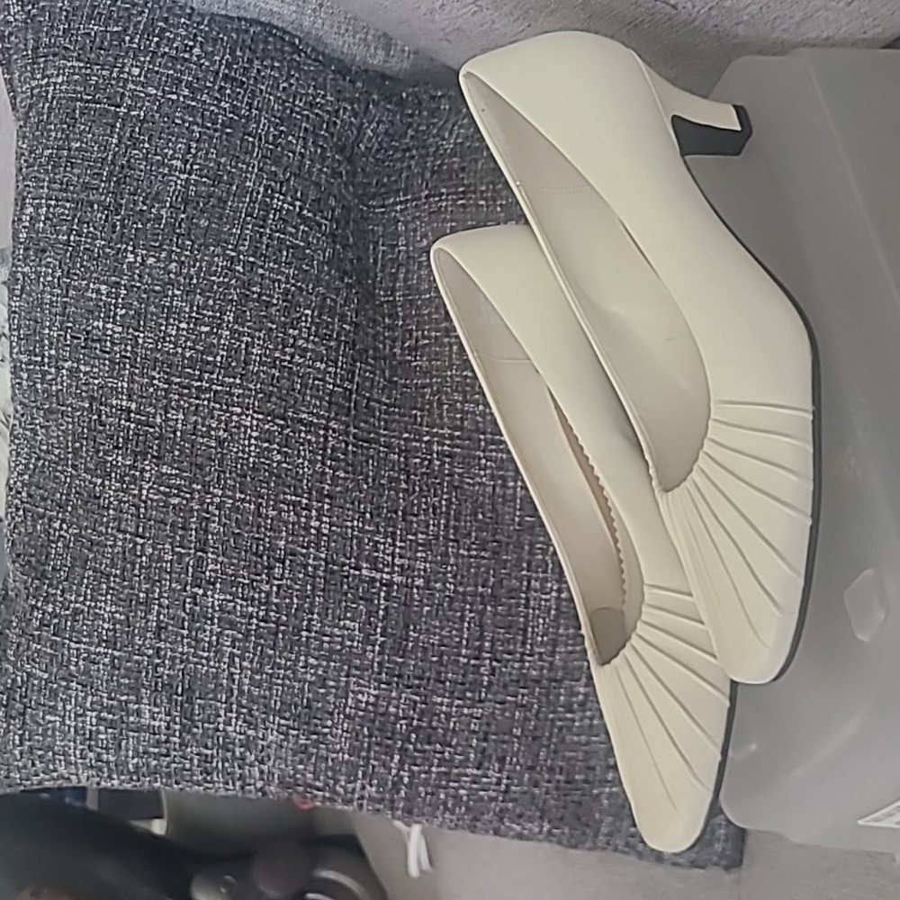 Naturalizer Cream Low Heel Pumps
